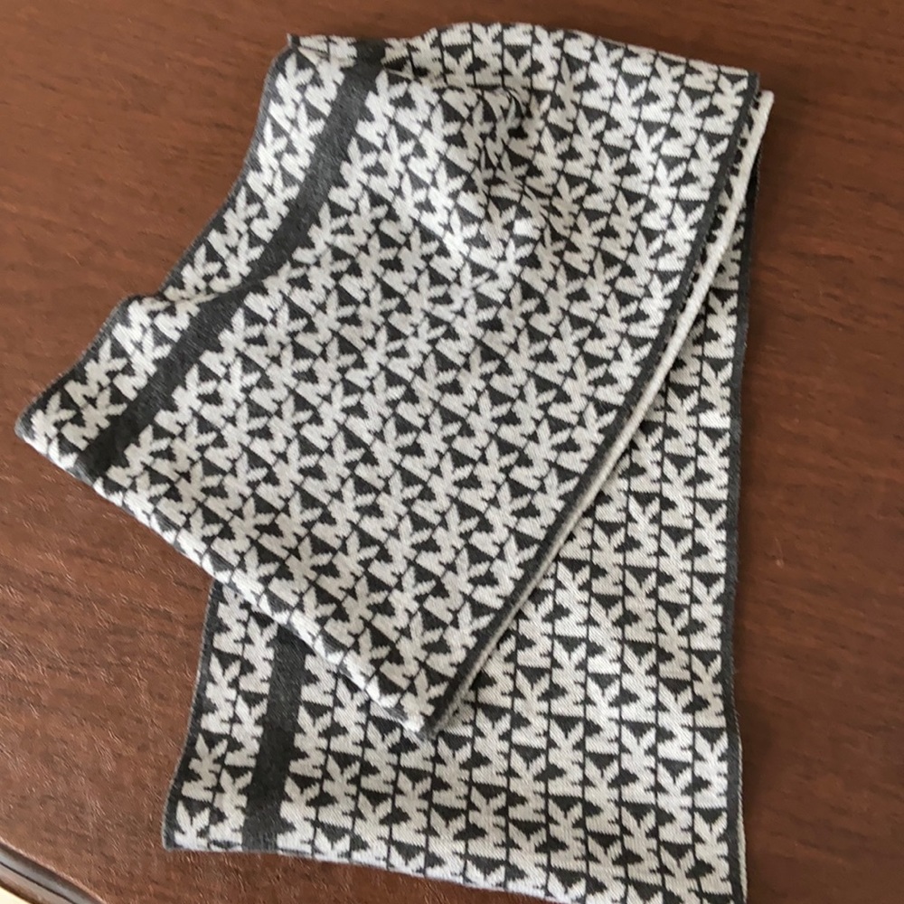 Michael Kor Infinity scarf